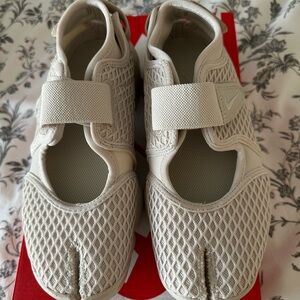 Nikes Air Rift Women’s Size 7 New In Box